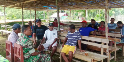 Mempererat Hubungan TNI dan Rakyat, Babinsa Koramil 1708-05/Numfor Silaturahmi dengan Warga Kampung Manggari