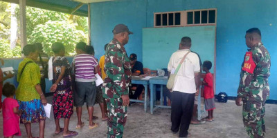 Amankan Panyaluran BST di Distrik Biak Timur, Babinsa Laksanakan Pengawalan