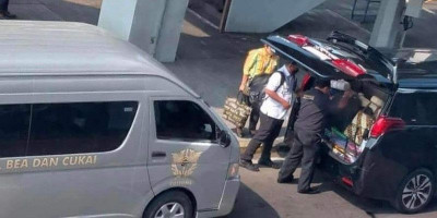 Viral Mobil Menkeu Bawa Barang Banyak di Apron Bandara