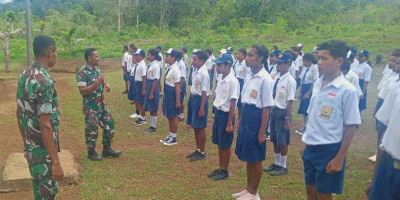 Tanamkan Disiplin, Babinsa Latih PBB kepada Siswa SMPN 2 Numfor Timur