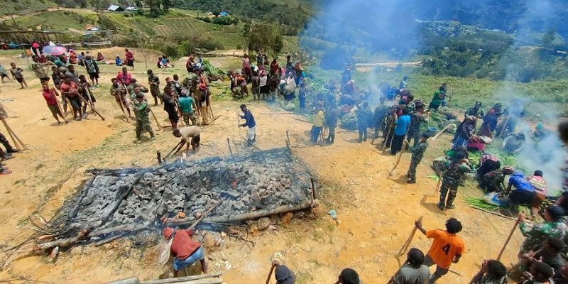 Acara Bakar Batu Bersama Masyarakat Distrik Mukoni, Papua