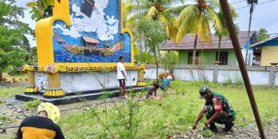 Bersama Masyarakat, Babinsa Bersihkan Lingkungan Gereja Agter Korido