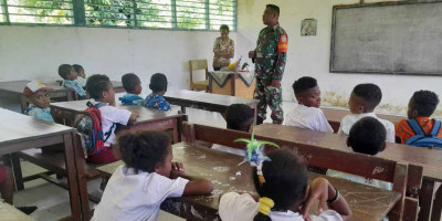Siswa SD Inpres Yadibur Hapal Pancasila, Babinsa Posramil Biak Timur Berikan Wasbang 