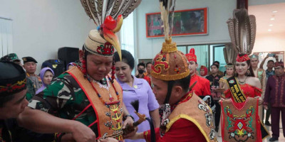Panglima TNI Terima Penganugerahan Gelar Adat Dayak