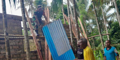 Jaga Hubungan Harmonis, Babinsa Bantu Pembuatan Rumah Milik Warga 