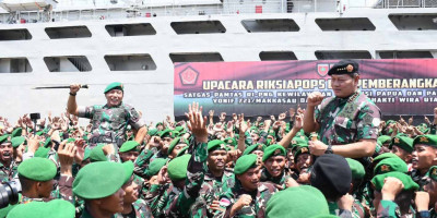 Panglima TNI Lepas Keberangkatan Yonif 721/Makassau dan Yonif 623/Bhakti Wira Utama 