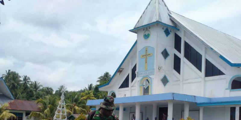 Sambut Paskah, Babinsa dan Warga Bersihkan Halaman Gereja GKI Karmel Bosnik