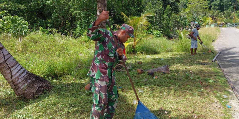 Peduli Lingkungan, Babinsa Bersama Warga Bersihkan Rumput di Kampung Yenggarbun