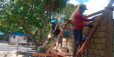 Wujud Kemanunggalan TNI-Rakyat, Babinsa Bantu Bangun Rumah Warga Kampung Mamfias