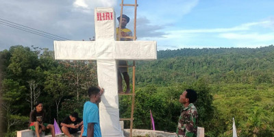 Sambut Hari Raya Paskah, Bersama Warga, Babinsa Koramil Biak Utara Menghiasi Tugu Salib