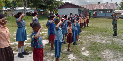 Babinsa Posramil Biak Timur Ajarkan PBB kepada Siswa-Siswi SD di Wilayah Binaan
