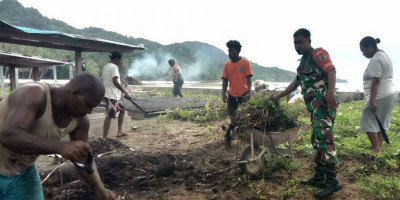 Jelang Paskah, Babinsa Gotong-Royong Bersama Warga Bersihkan Rumah Pusara