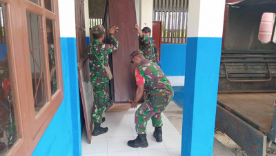 Anggota Babinsa Koramil Biak Kota Bantu Pemindahan Barang SLBN Sareri ke Bangunan Baru