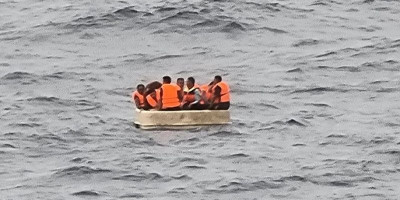 KN. Belut Laut - 406 Bakamla RI Evakuasi Korban Kapal Tenggelam di Perairan Natuna