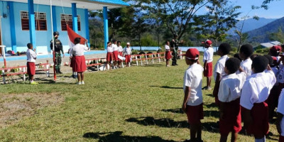 Keceriaan Siswa SDN Kelila Bersama Satgas Yonif  Raider 142/KJ Gelar Upacara Bendera