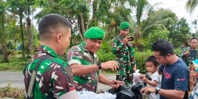 Ramadhan Berkah, Kodim 1708/BN Bagikan Takjil kepada Pengguna Jalan