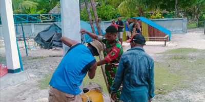 Sambut Paskah, Babinsa Bersama Warga Kampung Yeruboi Dirikan Tanda Salib