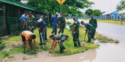 Akibat Curah Hujan, Babinsa Koramil Biak Kota dan Warga Atasi Genangan Air di Jalan