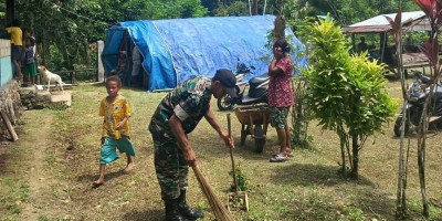 Jaga Kebersihan, Babinsa Bantu Bersihkan Halaman Rumah Warga di Kampung Insiri