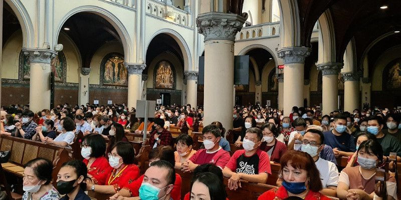 Jumat Agung di Gereja Katedral Dipenuhi Ribuan Umat