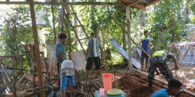 Babinsa Bersama Warga Desa Syurdori Buat Kandang Ayam