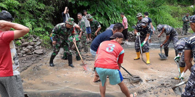 Prajurit TNI AL Bantu Tangani Tanah Longsor di Minahasa Utara 
