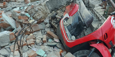 Tembok Pagar SDN 01/02 Jatinegara Roboh, Dua Orang Warga Jadi Korban 