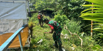 Ringankan Beban, Babinsa Ikut Bersihkan Pekarangan Rumah Warga
