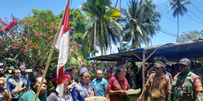Prosesi Adat Penyerahan Mahar Emas Kawin Dikawal Babinsa 