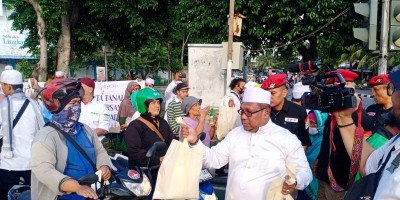   Ketum SKIBER Bagikan 500 Paket Sembako dan 500 Takjil Pada Warga DKI