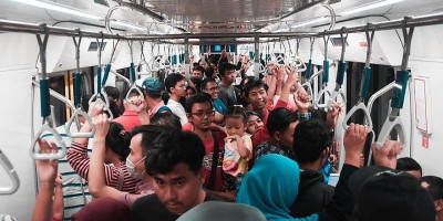 Jakarta Macet, Mari  Gunakan  Layanan Transportasi Publik.