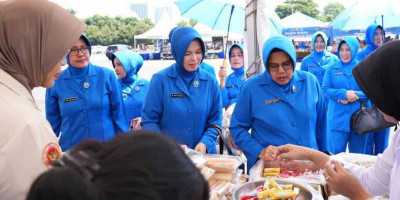 Prajurit Korps Marinir dan PNS Lanmar Jakarta Happy Shoping di Bazar Murah TNI AL