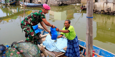 Sambut Hari Raya Idul Fitri 1444 H, Prajurit Yonif 3 Marinir Berikan Bingkisan Pada Warga