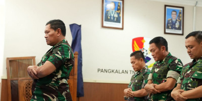 Panglima TNI Pimpin Sholat Sebelum Pimpin Rapat  Evaluasi Operasi SAR Pilot Susi Air