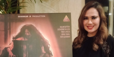Chaterine Wilson Didukung Suami Bintangi film Horor Rambut Kafan