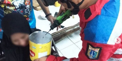 Kepala Bocah Nyangkut di Dalam Kaleng Biskuit