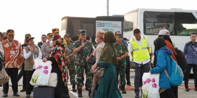 Panglima TNI Sambut WNI Yang Dievakuasi Dari Sudan