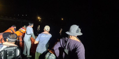 Stasiun Bakamla Kupang Selamatkan Korban Kecelakaan Kapal Ikan Mengalami Kebocoran