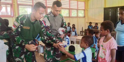 Interaksi Humanis Satgas Yonif 143/TWEJ Jalan Sehat Bersama Siswa SD di Perbatasan RI
