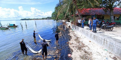 Bakamla RI Beserta Tim Gabungan Atasi Tumpahan Minyak di Pantai Melayu Batam