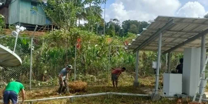 Optimalkan Jaringan Signal, Satgas Yonif 143/TWEJ Ajak Masyarakat Bersihkan Tower BTS di Pedalaman Papua