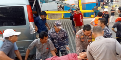 Laka Laut di Selat Sunda, TNI AL Evakuasi Penumpang KMP Royce 1 yang Terbakar