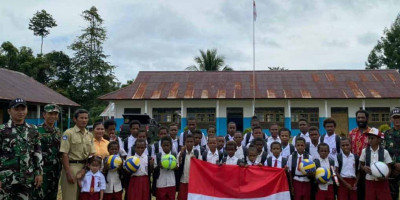 Satgas Yonif 143/TWEJ Salurkan Bantuan Dari Mabes TNI Bagi Siswa SD di Papua