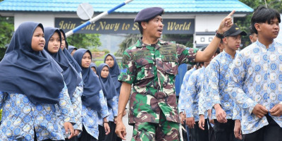 Lihat Bagaimana Pelajar Mengenal TNI AL di Banyuwangi 