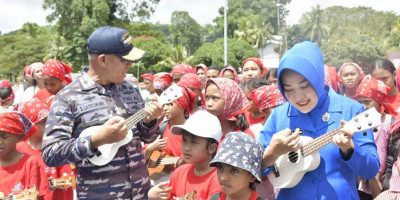 Lantamal IX Ambon Pentas Musik Bersama Ribuan Komunitas Jukulele di Geladak Kapal Perang