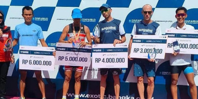 Terus Berprestasi, Medali Emas Kembali Diraih Prajurit TNI AL Pada Sungailiat Triathlon 2023