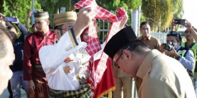 Disambut Tarian “To Pemanna Tapalang”, Prof Zudan Arif Siap Majukan Sulbar