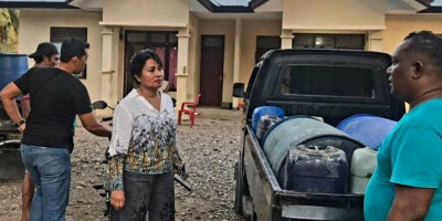 Polres Lembata Berhasil Bekuk Pelaku Penimbunan BBM Solar Bersubsidi dan Barang Bukti