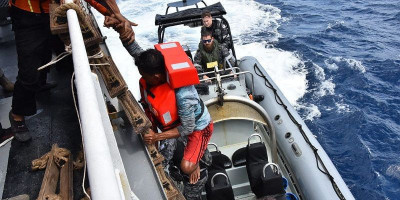 Bakamla RI Evakuasi Korban Kecelakaan 2 Kapal di Laut Timor