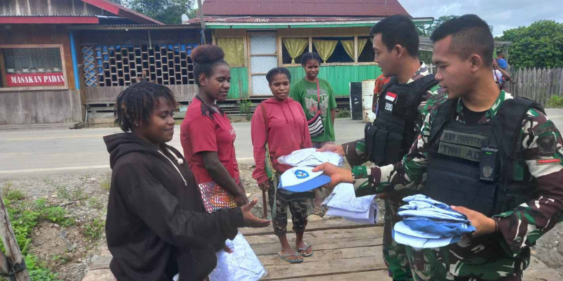 Pulang Sekolah, Anak Kampung Muara Nawa Mendapat Hadiah Dari Satgas Yonif Raider 200/BN